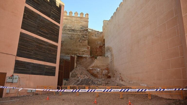 Alerta patrimonial la Alcazaba sufre un mini derrumbe entre Espantaperros y Plaza Alta