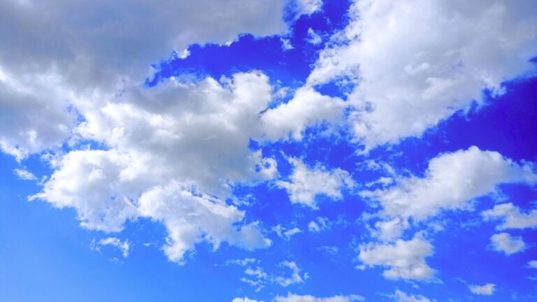 Del calor a las nubes: hoy bajan 10 ºC y llegan chubascos a Badajoz