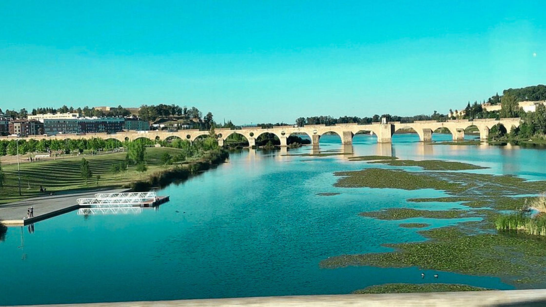 Sábado estable y cálido en Badajoz: máximas por encima de 30 ºC y cielo poco nuboso 1 Puente de Palmas con cielo azul y luz de mañana.