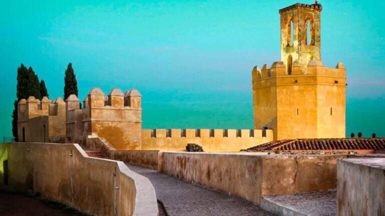 Vista de Torre de Espantaperros y muralla desde los jardines.
