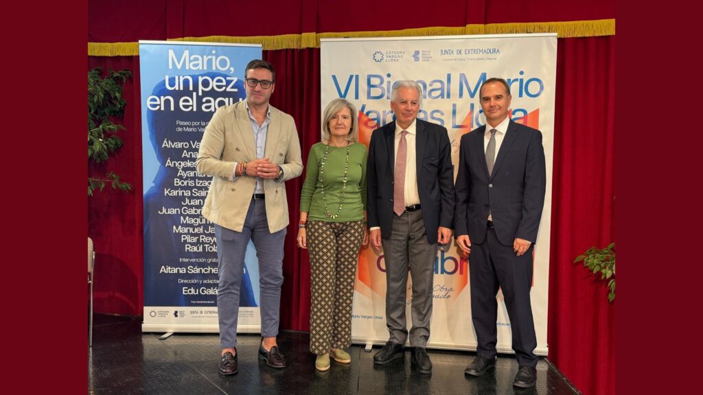 La VI Bienal Mario Vargas Llosa hace historia en Badajoz con su primera visita a Espana