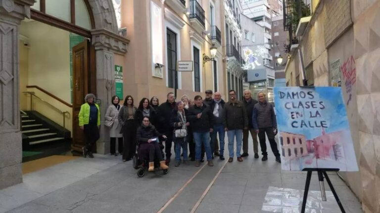 🎨 Indignación en Badajoz: los alumnos de la Escuela de Artes siguen sin clases tras 17 meses de espera 3 Los alumnos de la Escuela de Artes de Badajoz denuncian sentirse «engañados» tras 17 meses sin clases