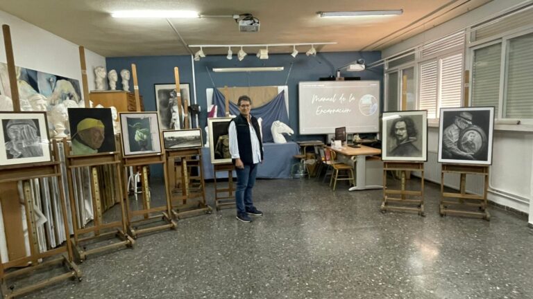 El pintor Manuel de la Encarnación deslumbra al alumnado del IES Reino Aftasí