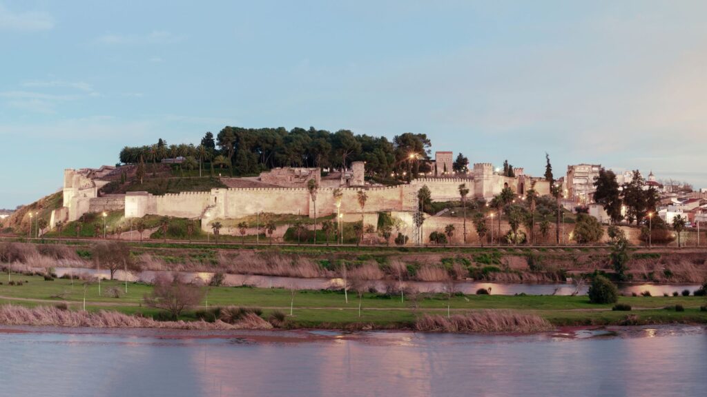 Badajoz desde el cielo las imágenes de dron que muestran la Alcazaba y el Puente Romano