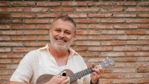 Pablo Carbonell llega a Badajoz con La Clássica: la fiesta ochentera que arrasa en toda España